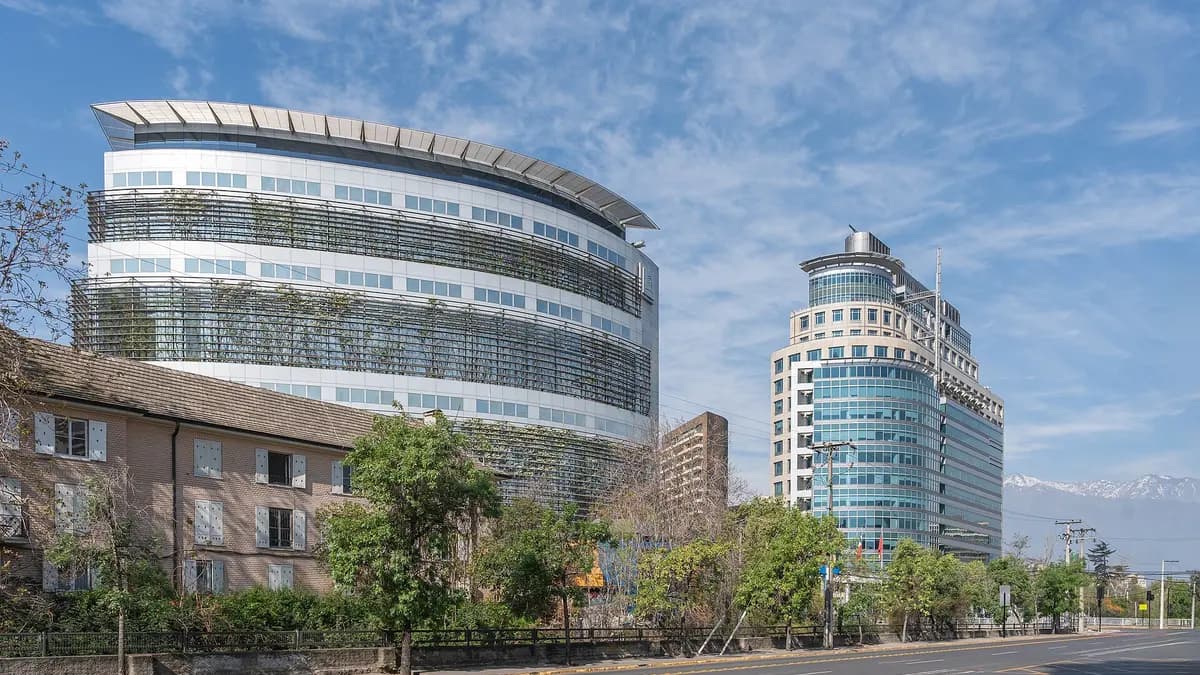 Edificios de oficinas en el sector oriente de Santiago