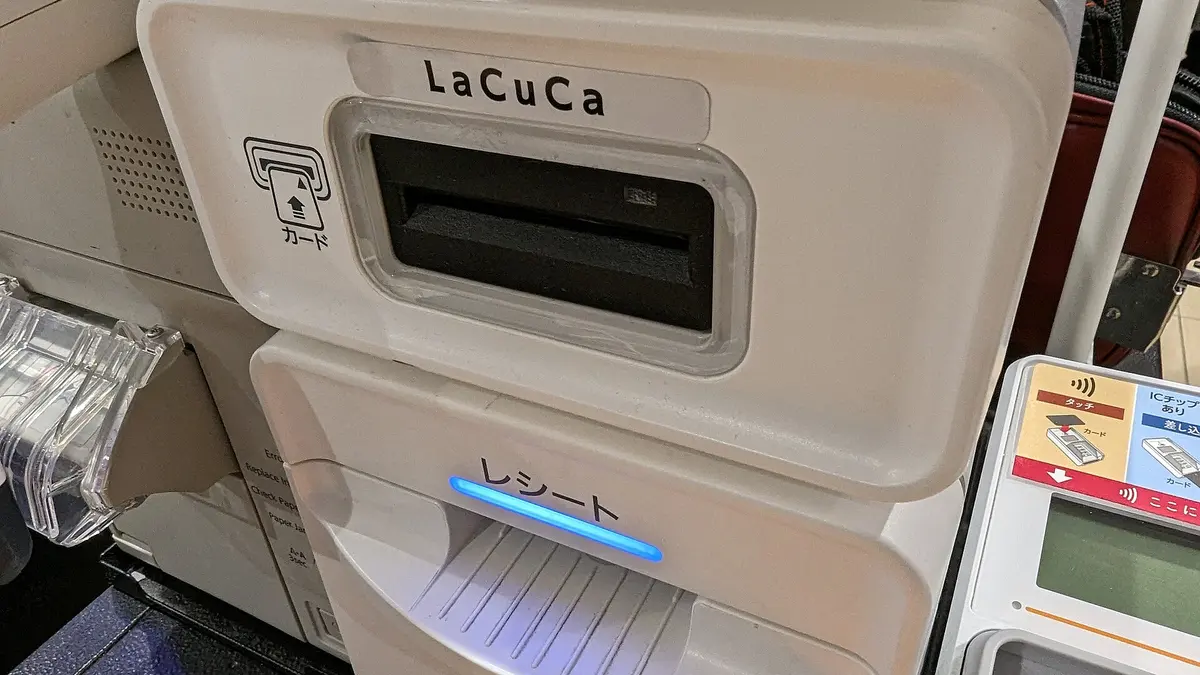 Terminal de pago con tarjeta en una caja de atención