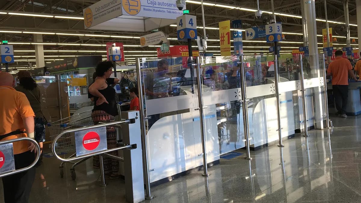 Cajas de autoatención en un supermercado Lider de Chile