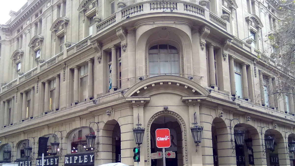 Edificio de la tienda Ripley Crillón en el centro de Santiago