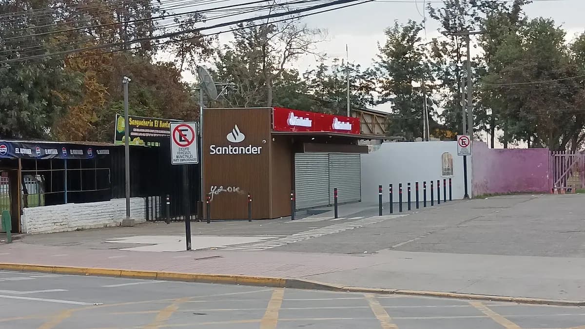 Cajero automático frente a la plaza de La Pintana
